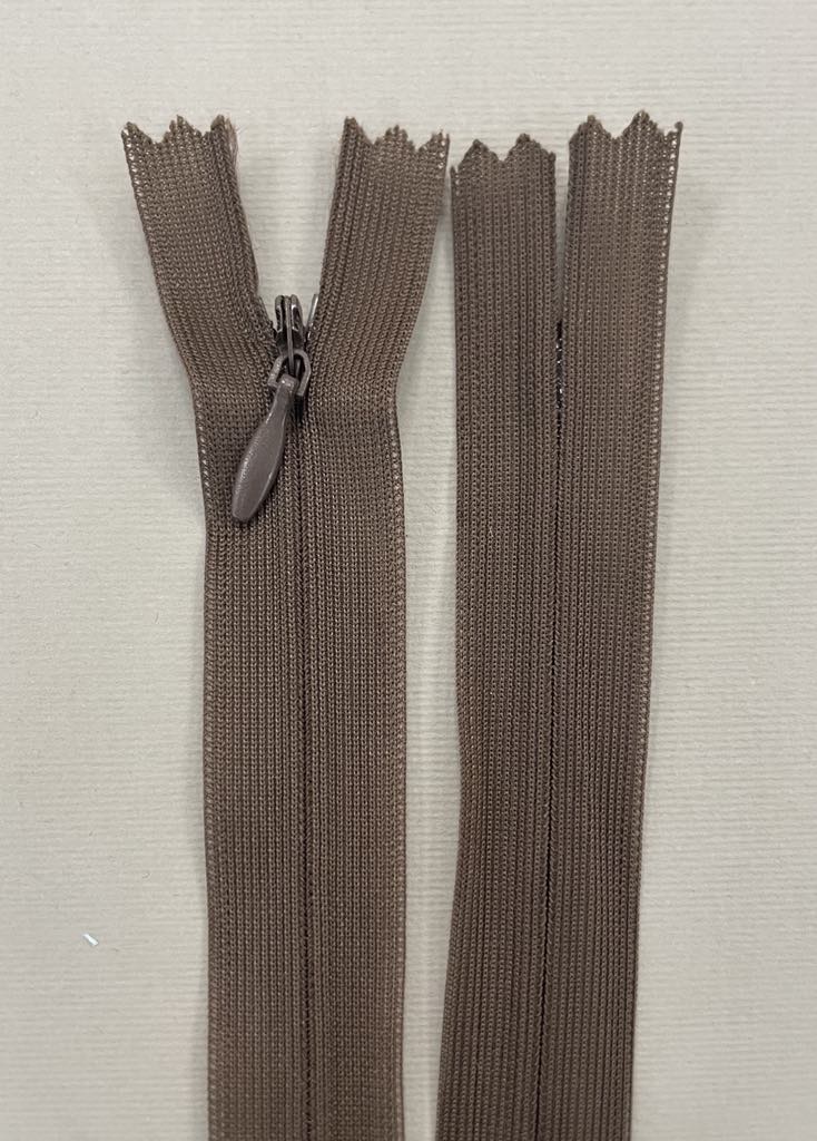 Paslėptas užtrauktukas "Rudas ", 16 cm Paslėptas užtrauktukas "Rudas ", 16 cm — siuvimo užtrauktukai | Trys Pelėdos
