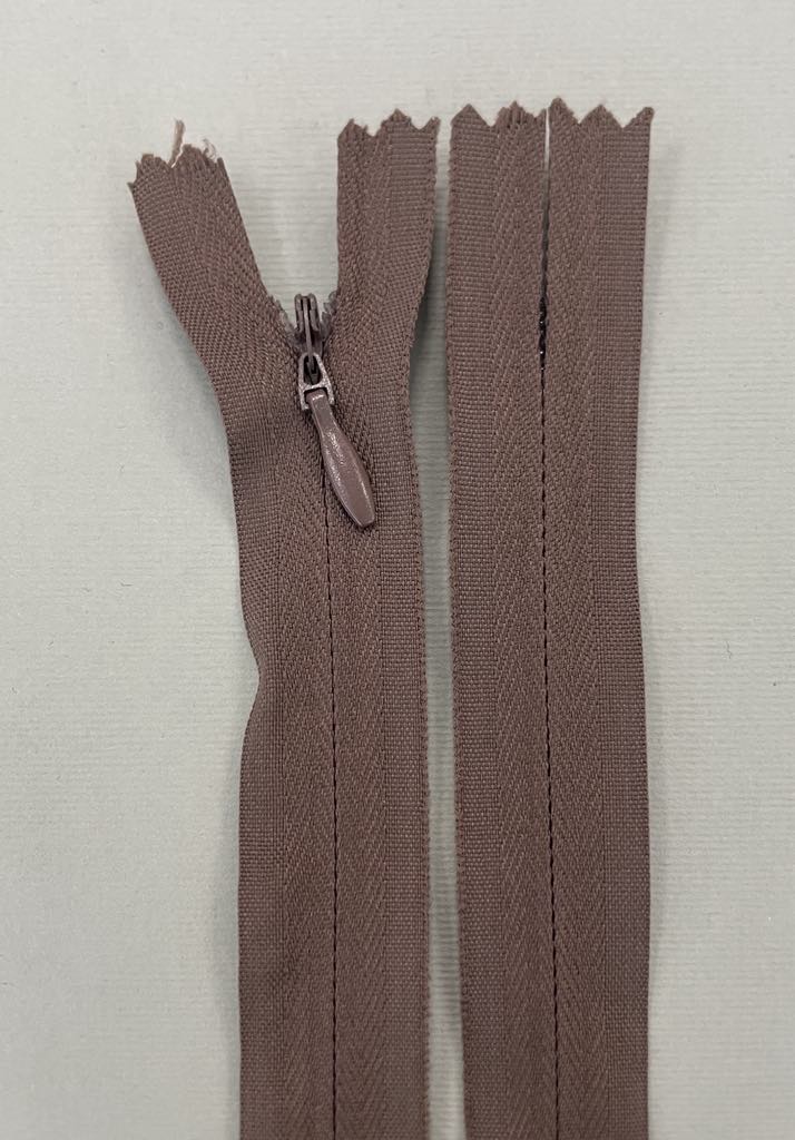 Paslėptas užtrauktukas "Rudas", 20 cm Paslėptas užtrauktukas "Rudas", 20 cm — siuvimo užtrauktukai | Trys Pelėdos