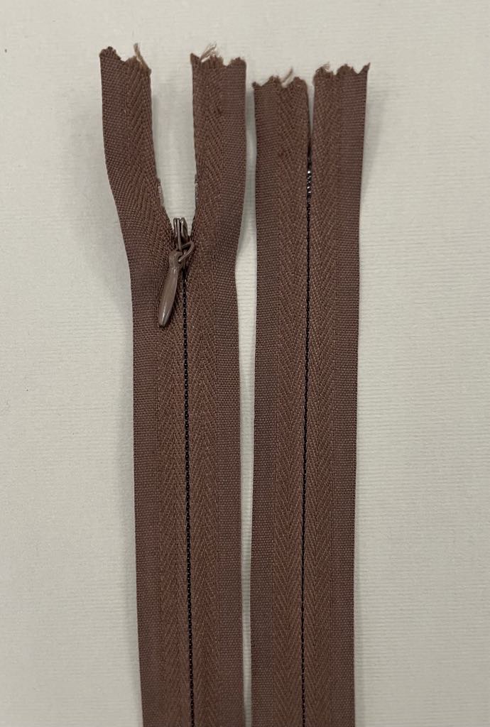 Paslėptas užtrauktukas "Rudas", 45 cm Paslėptas užtrauktukas "Rudas", 45 cm — siuvimo užtrauktukai | Trys Pelėdos