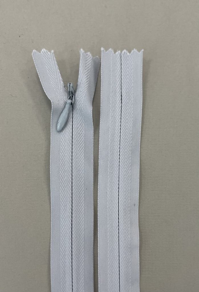 Paslėptas užtrauktukas "Sidabrinis", 25 cm Paslėptas užtrauktukas "Sidabrinis", 25 cm — siuvimo užtrauktukai | Trys Pelėdos