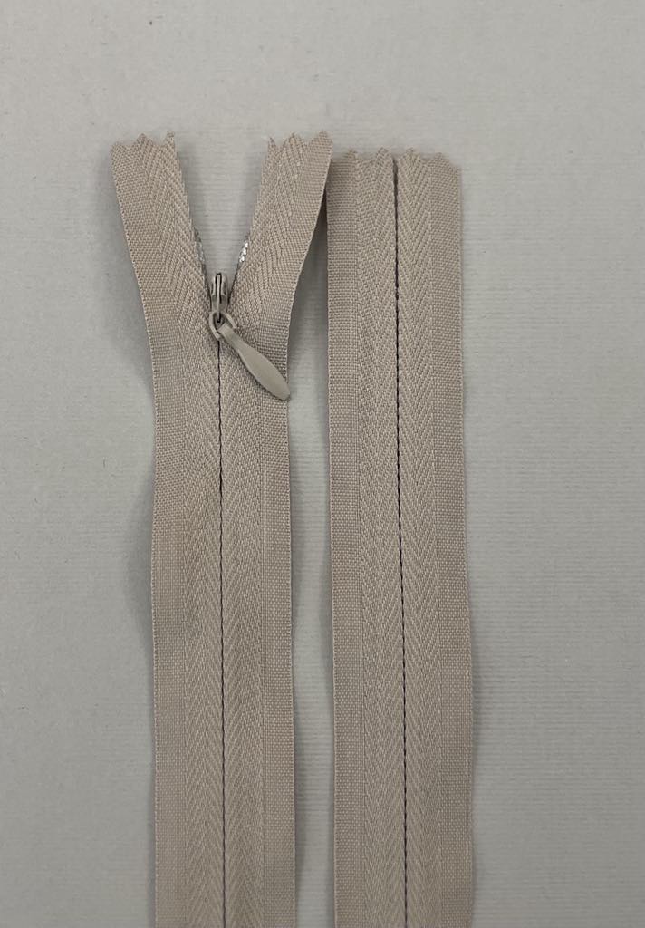 Paslėptas užtrauktukas "Smėlinis", 20 cm Paslėptas užtrauktukas "Smėlinis", 20 cm — siuvimo užtrauktukai | Trys Pelėdos