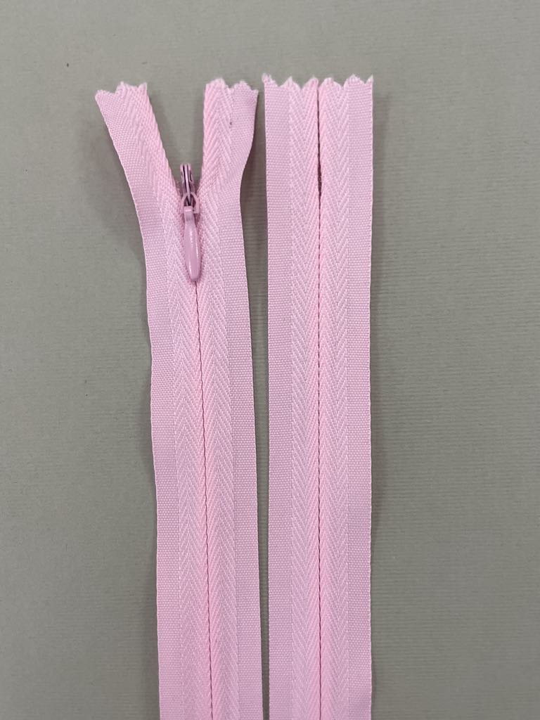 Paslėptas užtrauktukas "Šviesiai rožinis", 55 cm Paslėptas užtrauktukas "Šviesiai rožinis", 45 cm — siuvimo užtrauktukai | Trys Pelėdos