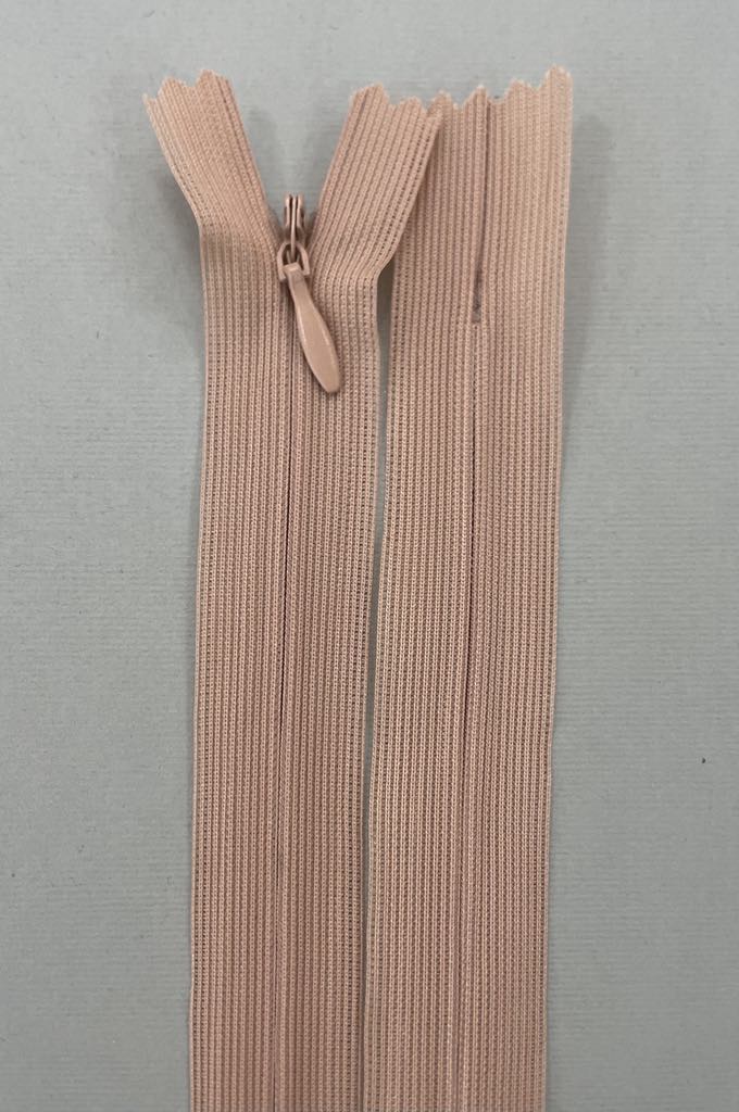 Paslėptas užtrauktukas "Šviesiai rudas", 18 cm Paslėptas užtrauktukas "Šviesiai rudas", 18 cm — siuvimo užtrauktukai | Trys Pelėdos