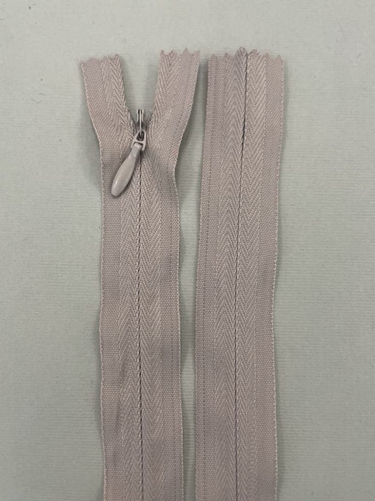 Paslėptas užtrauktukas "Šviesiai rudas", 22 cm Paslėptas užtrauktukas "Šviesiai rudas", 22 cm — siuvimo užtrauktukai | Trys Pelėdos