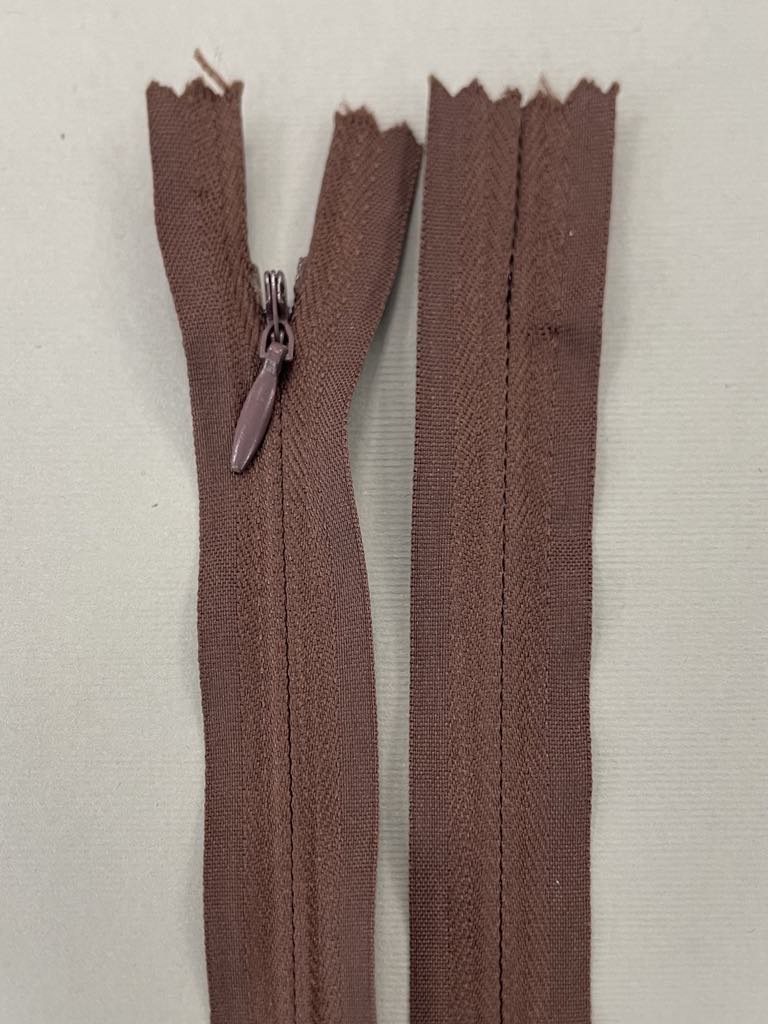 Paslėptas užtrauktukas "Šviesiai Rudas", 30 cm Paslėptas užtrauktukas "Šviesiai Rudas", 30 cm — siuvimo užtrauktukai | Trys Pelėdos