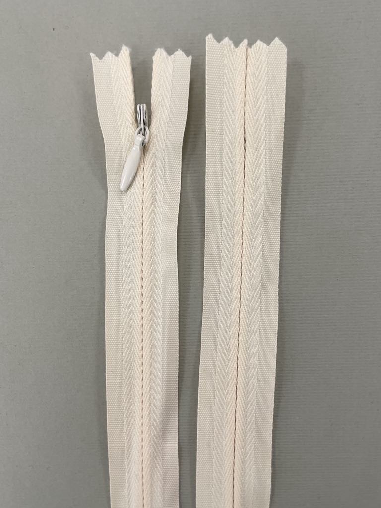 Paslėptas užtrauktukas "Švelniai persikinis", 35 cm — siuvimo užtrauktukai | Trys Pelėdos