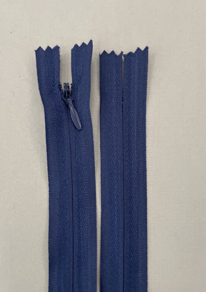 Paslėptas užtrauktukas "Tamsiai mėlyna", 25 cm Paslėptas užtrauktukas "Tamsiai mėlyna", 25 cm — siuvimo užtrauktukai | Trys Pelėdos