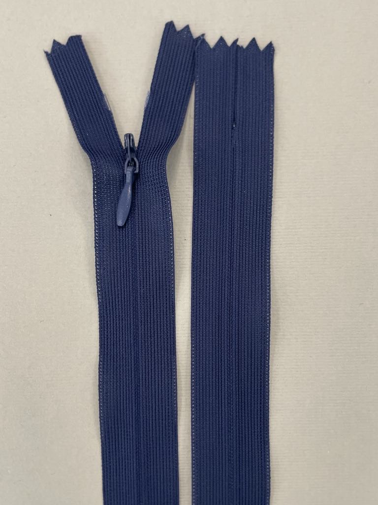 Paslėptas užtrauktukas "Tamsiai mėlyna", 30 cm — siuvimo užtrauktukai | Trys Pelėdos