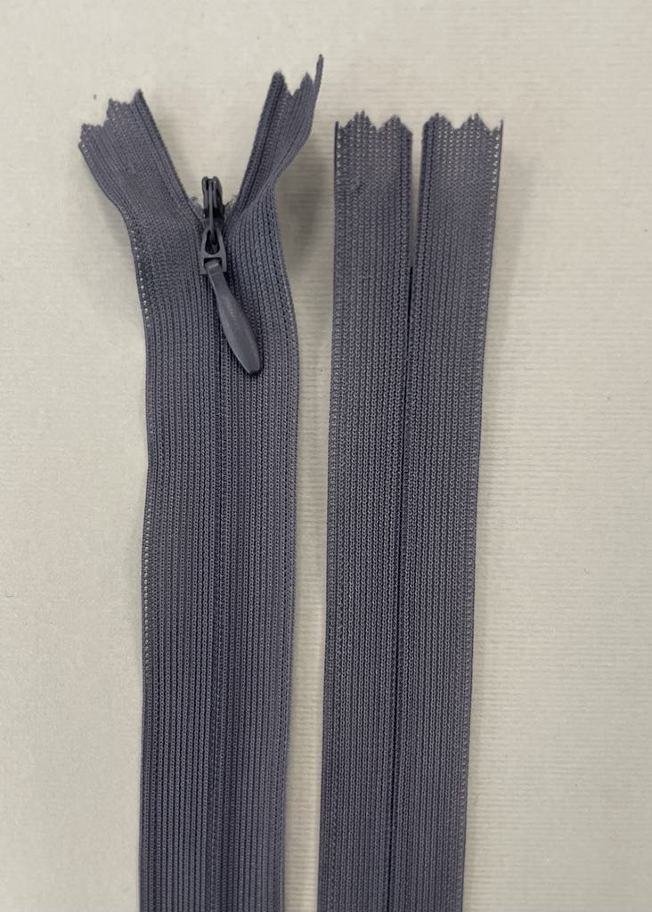 Paslėptas užtrauktukas "Tamsus pilkas", 30 cm Paslėptas užtrauktukas "Tamsus pilkas", 30 cm — siuvimo užtrauktukai | Trys Pelėdos