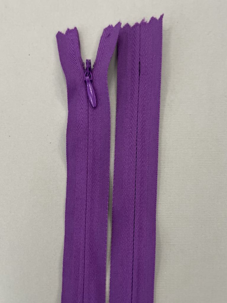 Paslėptas užtrauktukas "Violetinis", 30 cm Paslėptas užtrauktukas "Violetinis", 30 cm — siuvimo užtrauktukai | Trys Pelėdos