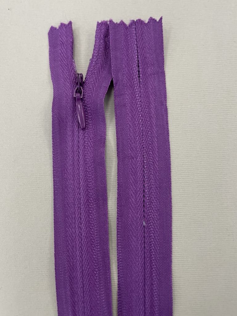 Paslėptas užtrauktukas "Violetinis", 35 cm Paslėptas užtrauktukas "Violetinis", 35 cm — siuvimo užtrauktukai | Trys Pelėdos