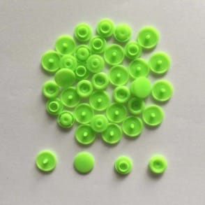 Plastikinės spaudės, ryškios salotinės — Įpresuojamos plastikinės ir prietaisai joms įstatyti | Trys Pelėdos