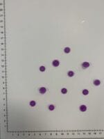 ryškiai violetinės