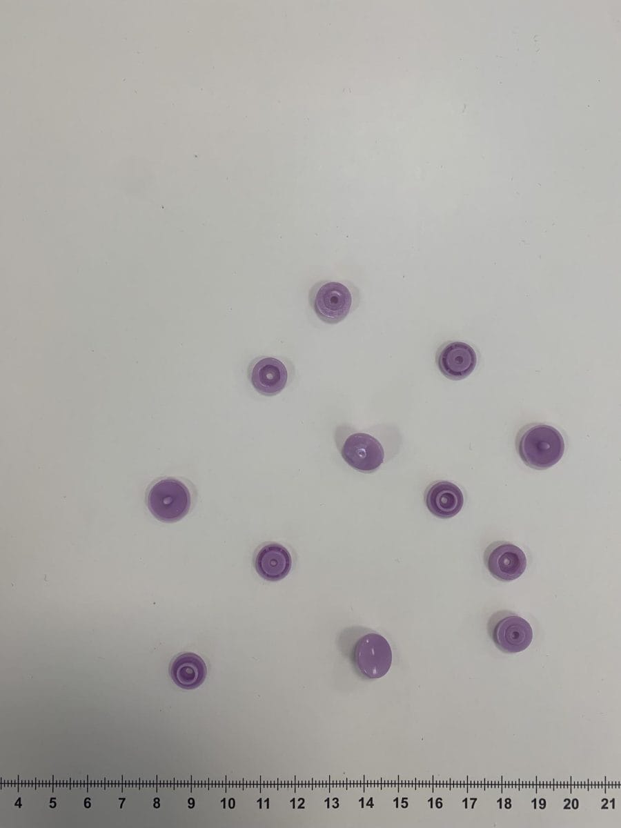 plastikines-spaudesalyvines.jpg Plastikinės spaudės, alyvinės — Įpresuojamos plastikinės ir prietaisai joms įstatyti | Trys Pelėdos