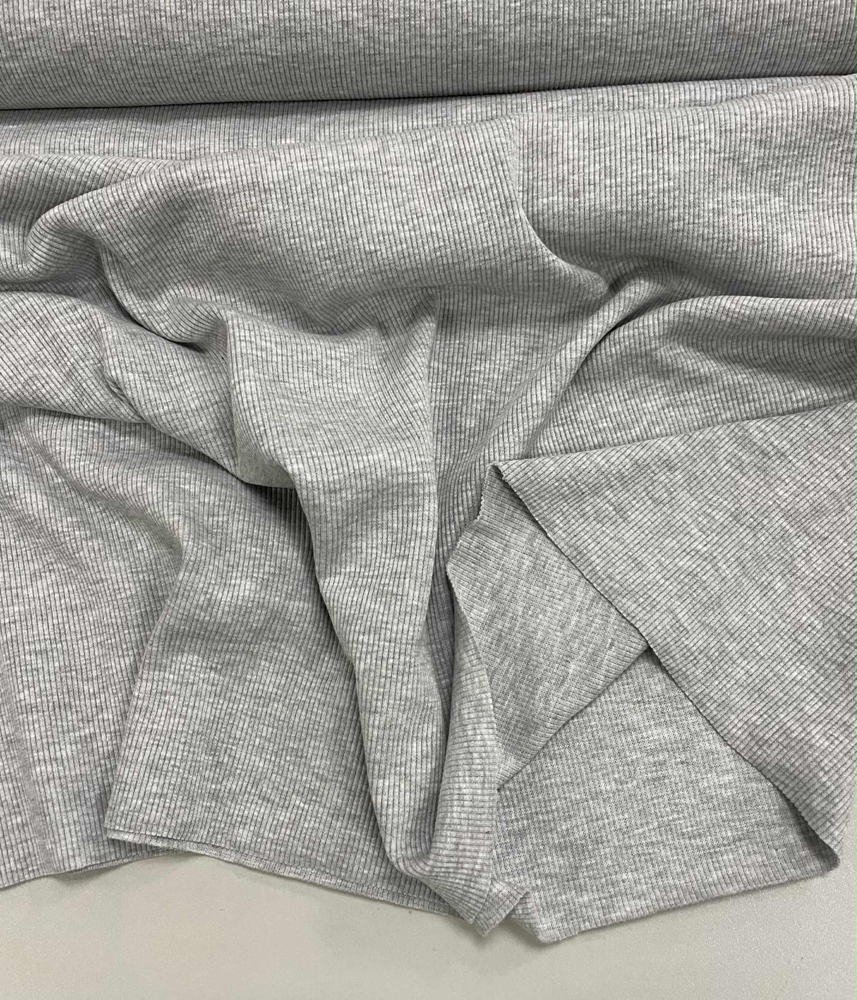 Plonesnis rib trikotažas Light grey melange Plonesnis rib trikotažas Light grey melange — trikotažas | Trys Pelėdos
