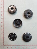 Prisiuvamos metalinės spaudės tamsinto nikelio spalvos, 23 mm — Prisiuvamos spaudės | Trys Pelėdos