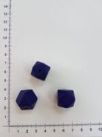 Tamsiai violetinis