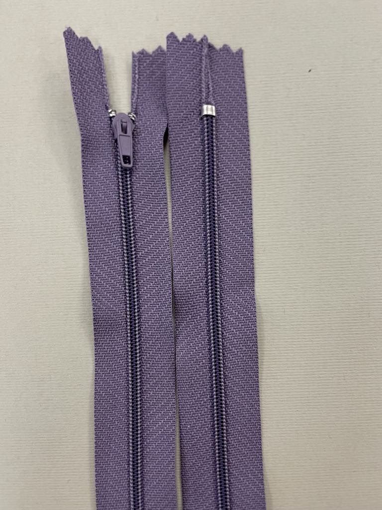 Spiralinis fiksuojamas užtrauktukas "Alyvinis", 18 cm Spiralinis fiksuojamas užtrauktukas "Alyvinis", 18 cm — siuvimo užtrauktukai | Trys Pelėdos