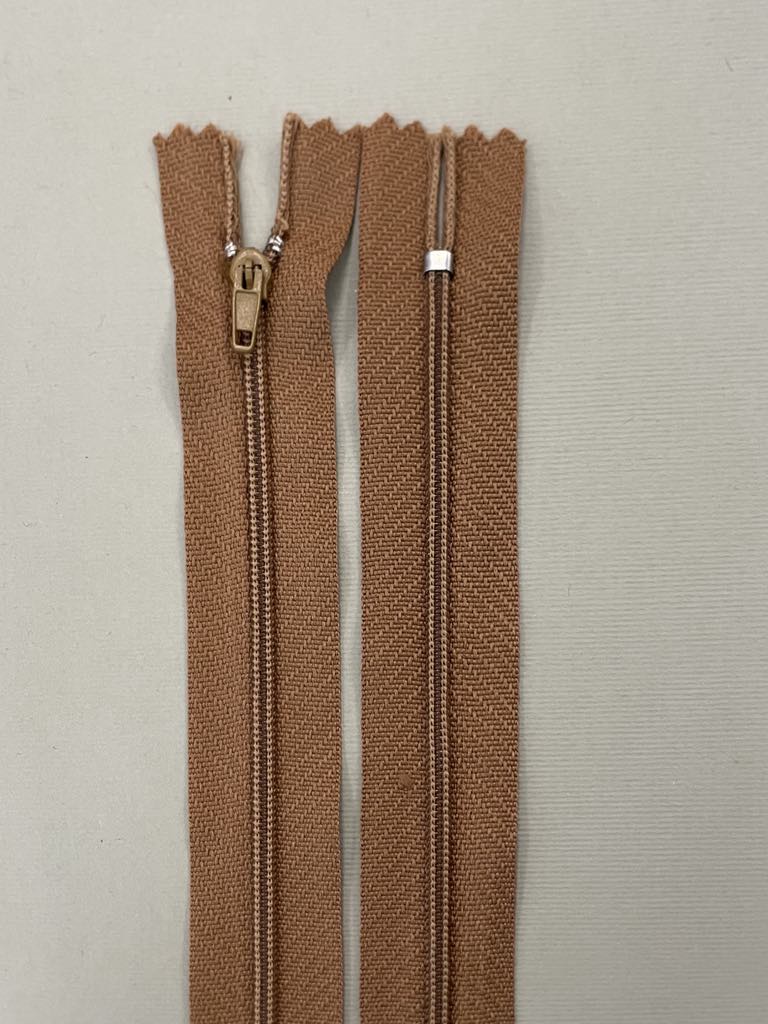 Spiralinis fiksuojamas užtrauktukas "Garstyčių šviesi", 20 cm Spiralinis fiksuojamas užtrauktukas "Garstyčių šviesi", 20 cm — siuvimo užtrauktukai | Trys Pelėdos