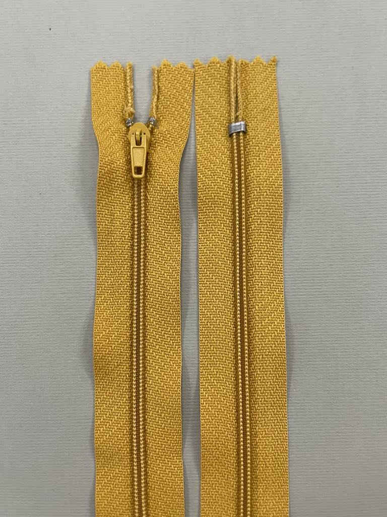 Spiralinis fiksuojamas užtrauktukas "Geltonas", 18 cm Spiralinis fiksuojamas užtrauktukas "Geltonas", 18 cm — siuvimo užtrauktukai | Trys Pelėdos