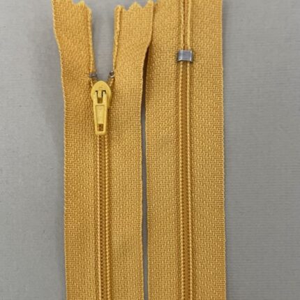 Spiralinis fiksuojamas užtrauktukas "Geltonas", 22 cm — siuvimo užtrauktukai | Trys Pelėdos