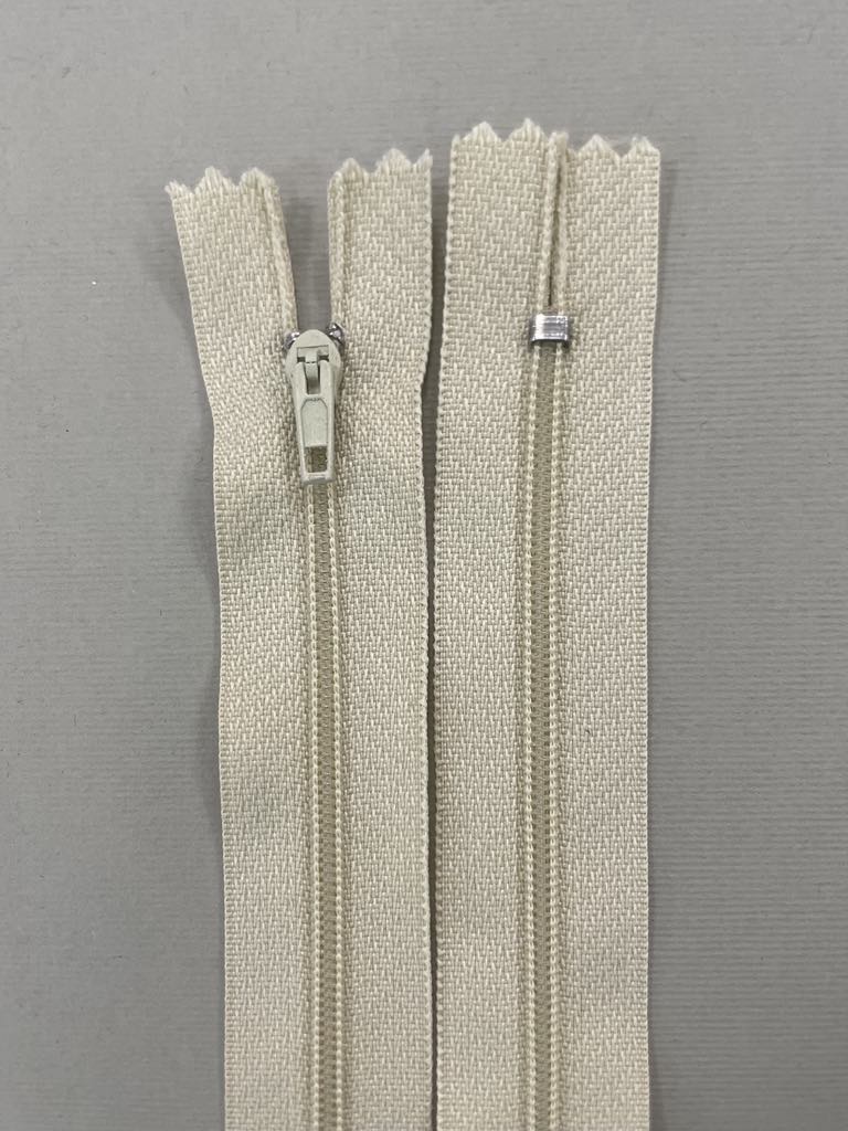 Spiralinis fiksuojamas užtrauktukas "Kreminis", 18 cm — siuvimo užtrauktukai | Trys Pelėdos