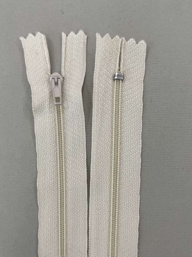Spiralinis fiksuojamas užtrauktukas "Kreminis", 22 cm — siuvimo užtrauktukai | Trys Pelėdos