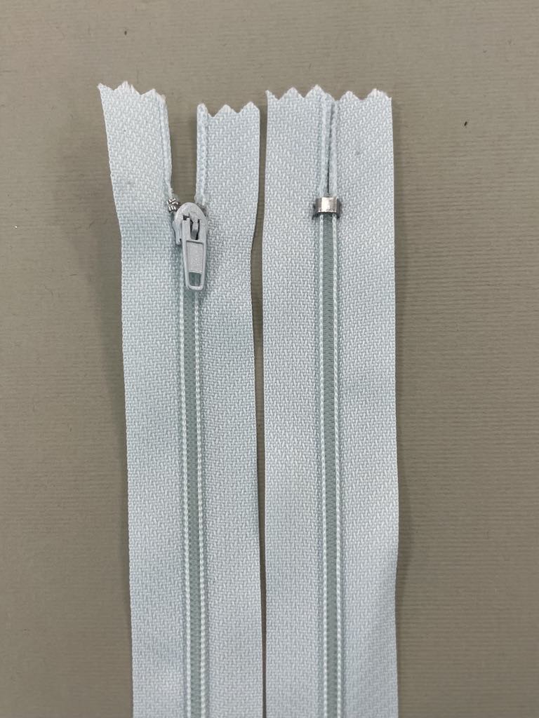 Spiralinis fiksuojamas užtrauktukas "Melsvas", 18 cm Spiralinis fiksuojamas užtrauktukas "Melsvas", 18 cm — siuvimo užtrauktukai | Trys Pelėdos