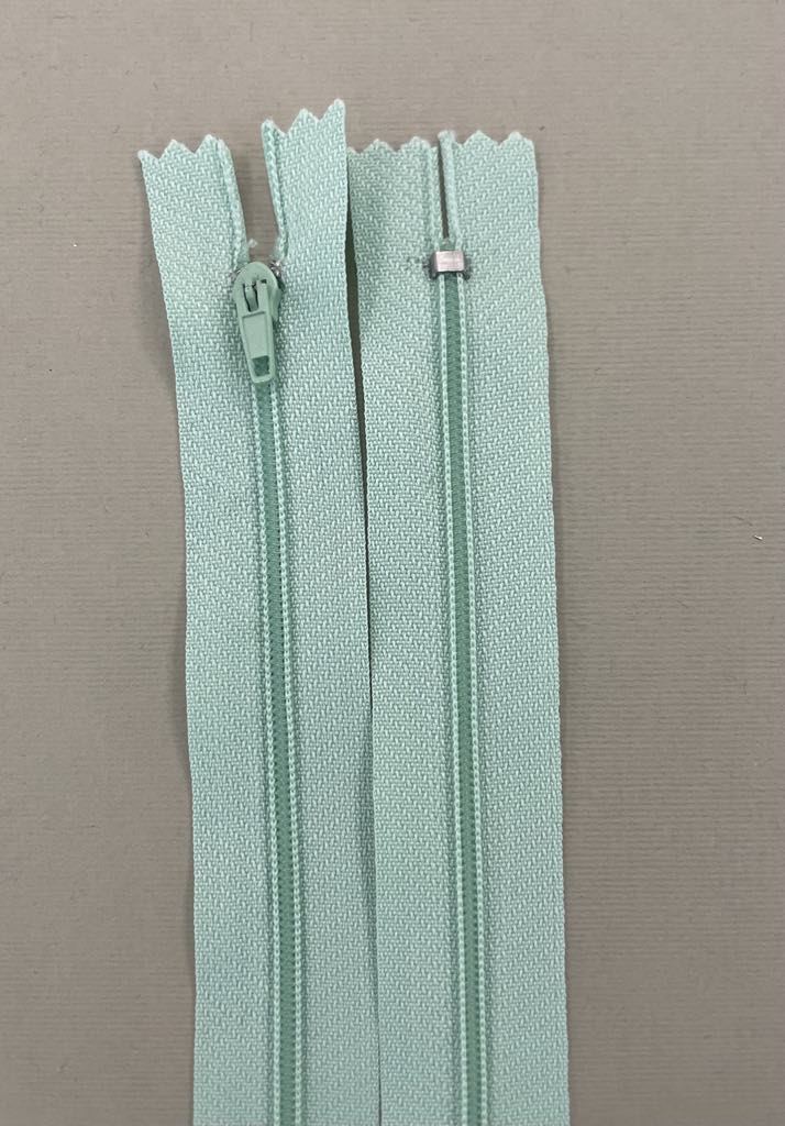 Spiralinis fiksuojamas užtrauktukas "Mėtinis", 18 cm Spiralinis fiksuojamas užtrauktukas "Mėtinis", 18 cm — siuvimo užtrauktukai | Trys Pelėdos