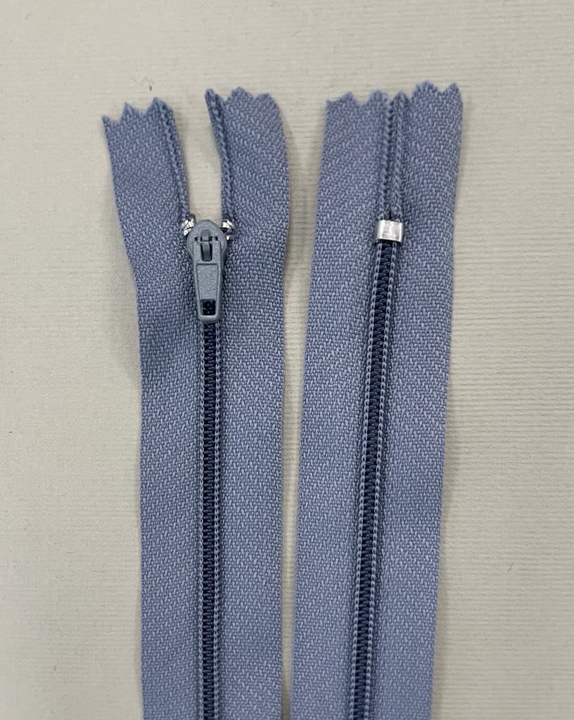 Spiralinis fiksuojamas užtrauktukas "Pilkas", 22 cm — siuvimo užtrauktukai | Trys Pelėdos