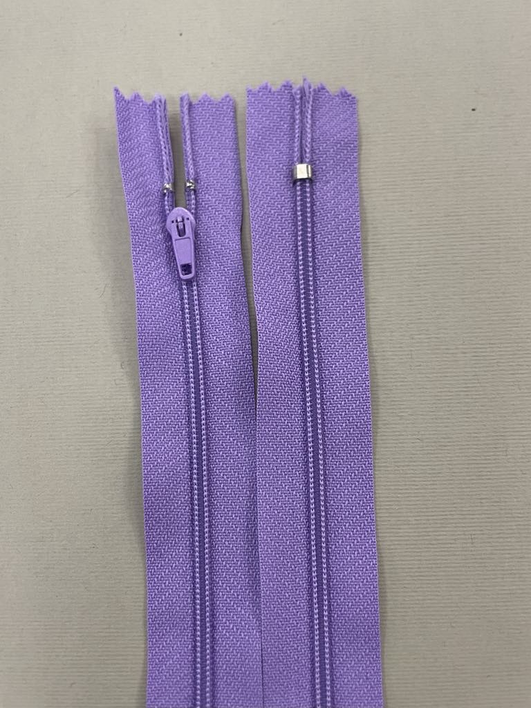 Spiralinis fiksuojamas užtrauktukas "Ryškiai alyvinis", 18 cm Spiralinis fiksuojamas užtrauktukas "Ryškiai alyvinis", 18 cm — siuvimo užtrauktukai | Trys Pelėdos