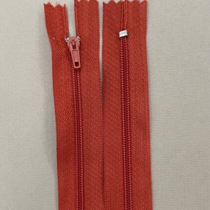 Spiralinis fiksuojamas užtrauktukas "Ryškiai plytinis", 18 cm — siuvimo užtrauktukai | Trys Pelėdos