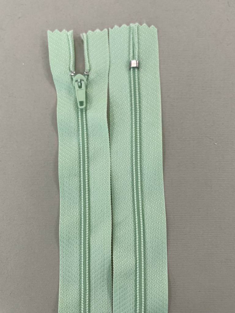 Spiralinis fiksuojamas užtrauktukas "Salotinis", 18 cm Spiralinis fiksuojamas užtrauktukas "Salotinis", 18 cm — siuvimo užtrauktukai | Trys Pelėdos