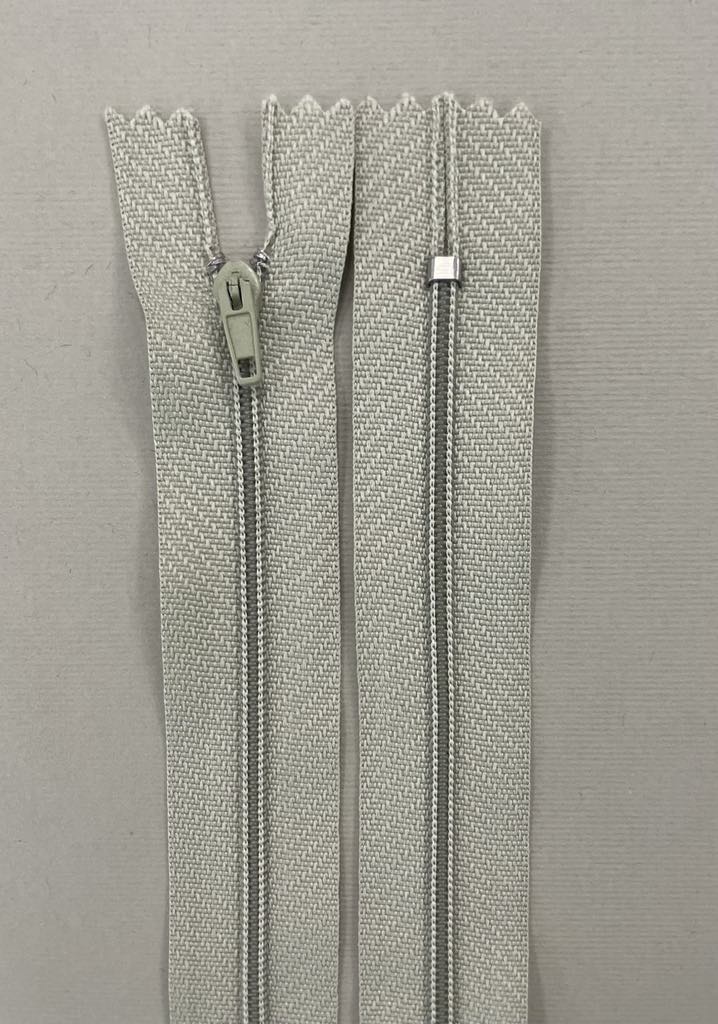 Spiralinis fiksuojamas užtrauktukas "Samaninis", 18 cm — siuvimo užtrauktukai | Trys Pelėdos