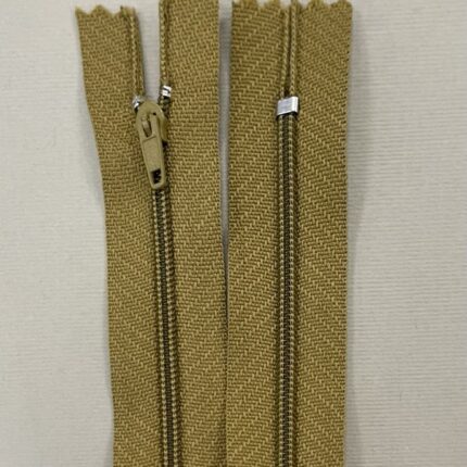 Spiralinis fiksuojamas užtrauktukas "Samaninis", 18 cm — siuvimo užtrauktukai | Trys Pelėdos