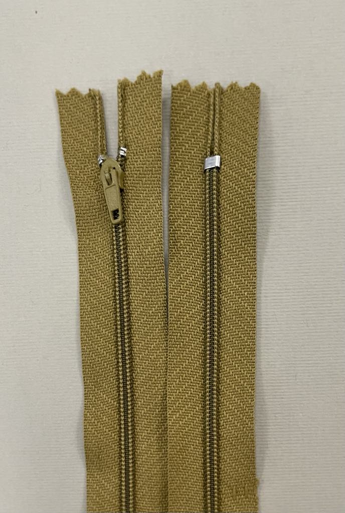 Spiralinis fiksuojamas užtrauktukas "Samaninis", 18 cm Spiralinis fiksuojamas užtrauktukas "Samaninis", 18 cm — siuvimo užtrauktukai | Trys Pelėdos