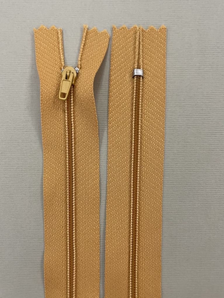 Spiralinis fiksuojamas užtrauktukas "Šviesiai geltonas", 18 cm Spiralinis fiksuojamas užtrauktukas "Šviesiai geltonas", 18 cm — siuvimo užtrauktukai | Trys Pelėdos