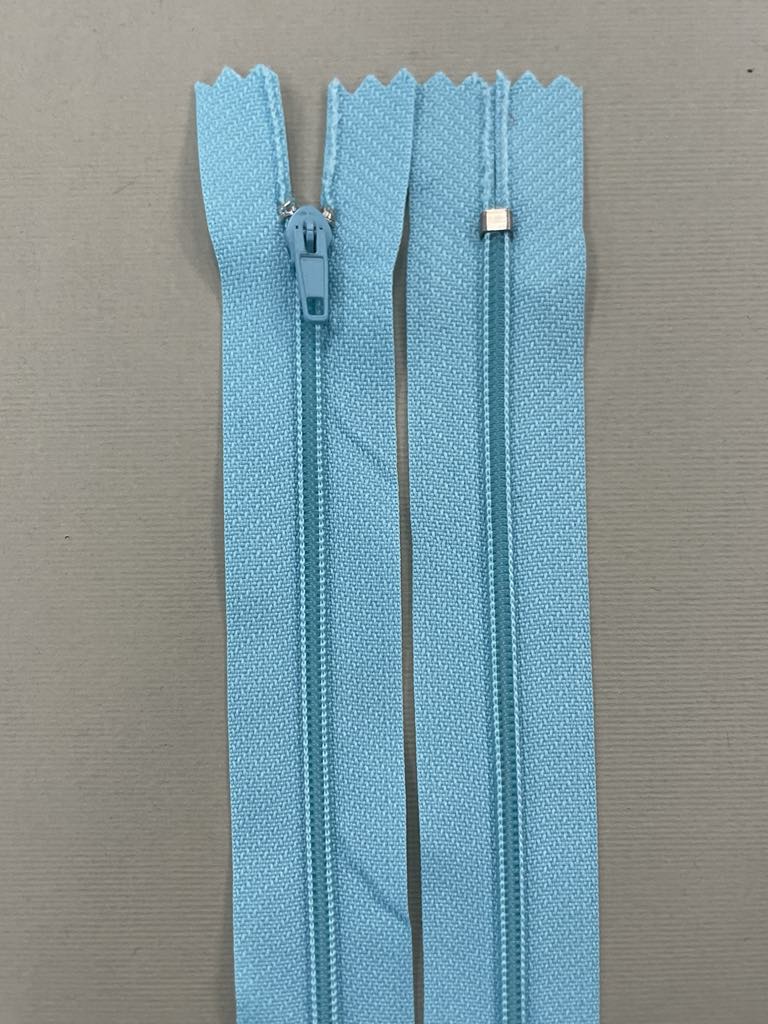 Spiralinis fiksuojamas užtrauktukas "Šviesiai mėlynas" 18 cm Spiralinis fiksuojamas užtrauktukas "Šviesiai mėlynas" 18 cm — siuvimo užtrauktukai | Trys Pelėdos