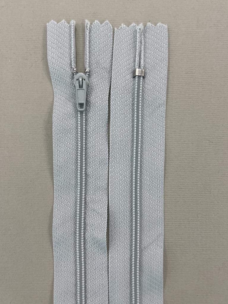 Spiralinis fiksuojamas užtrauktukas "Šviesiai pilkas", 18 cm — siuvimo užtrauktukai | Trys Pelėdos