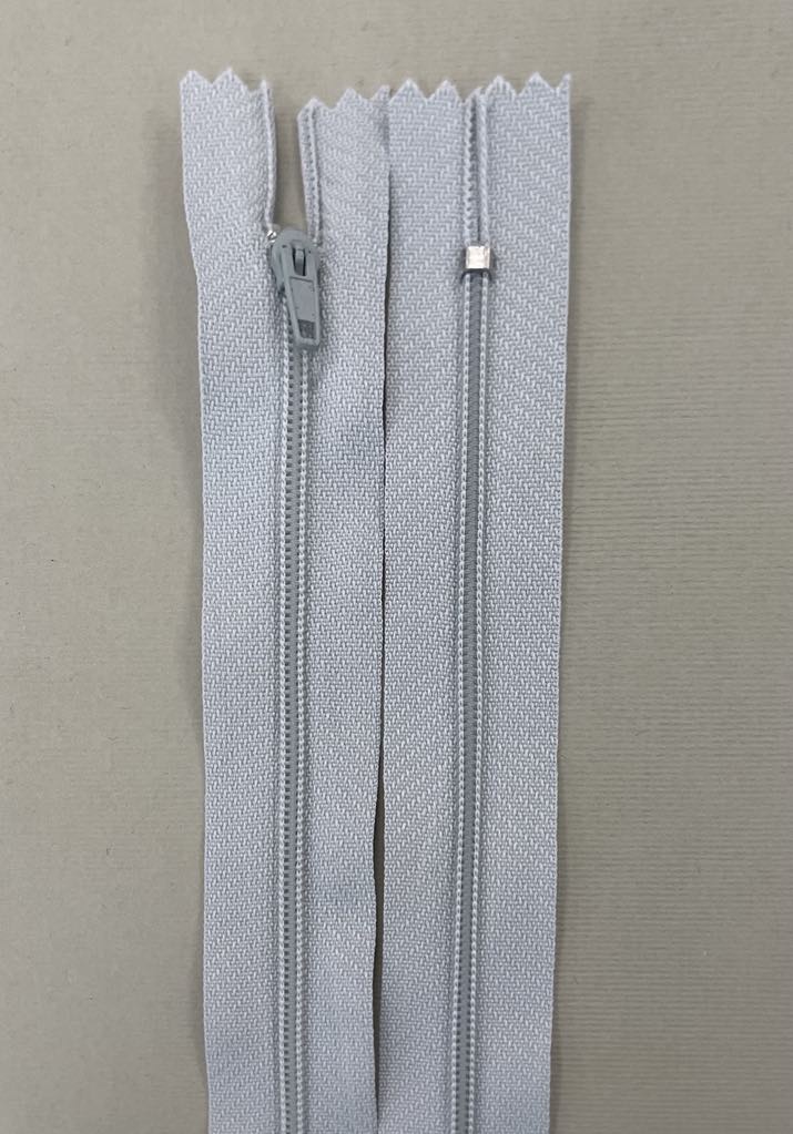 Spiralinis fiksuojamas užtrauktukas "Šviesiai pilkas", 22 cm — siuvimo užtrauktukai | Trys Pelėdos