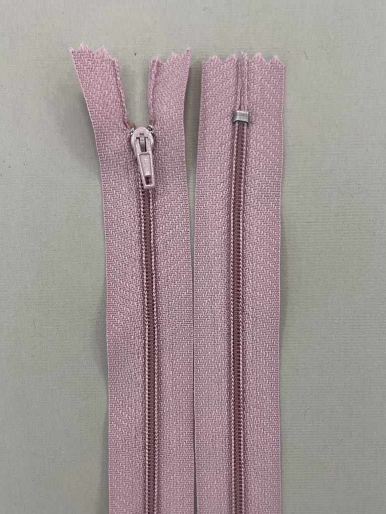 Spiralinis fiksuojamas užtrauktukas "Šviesiai rožinis", 22 cm — siuvimo užtrauktukai | Trys Pelėdos