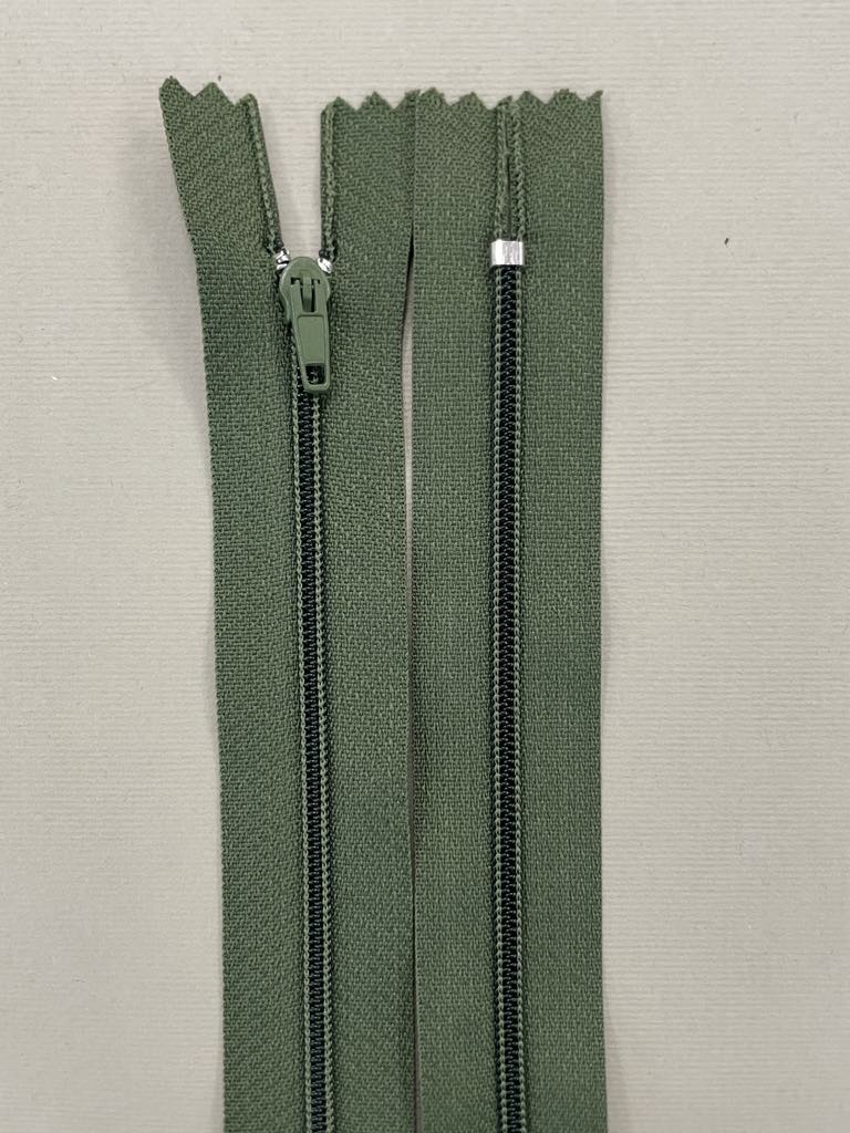 Spiralinis fiksuojamas užtrauktukas "Žalias", 18 cm — siuvimo užtrauktukai | Trys Pelėdos