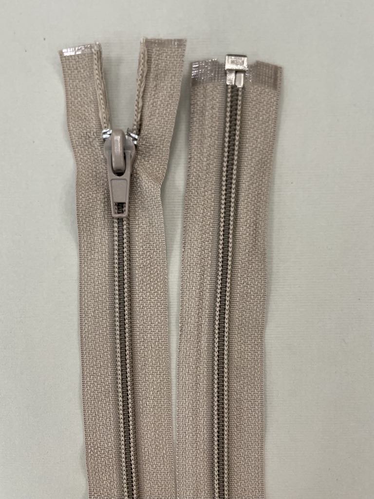 Spiralinis išsegamas užtrauktukas "Rusvas", 65 cm Spiralinis išsegamas užtrauktukas "Rusvas", 65 cm — siuvimo užtrauktukai | Trys Pelėdos