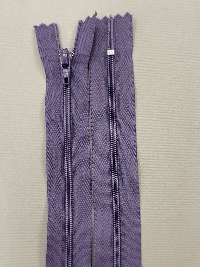 Spiralinis užtrauktukas "Alyvinis", 18 cm Spiralinis užtrauktukas "Alyvinis", 18 cm — siuvimo užtrauktukai | Trys Pelėdos