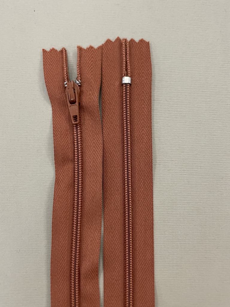 Spiralinis užtrauktukas "Plytinis", 18 cm Spiralinis užtrauktukas "Plytinis", 18 cm — siuvimo užtrauktukai | Trys Pelėdos