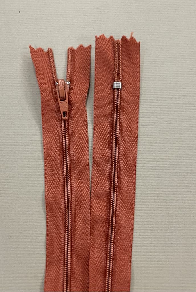 Spiralinis užtrauktukas "Ryškiai plytinis", 18 cm Spiralinis užtrauktukas "Ryškiai plytinis", 18 cm — siuvimo užtrauktukai | Trys Pelėdos