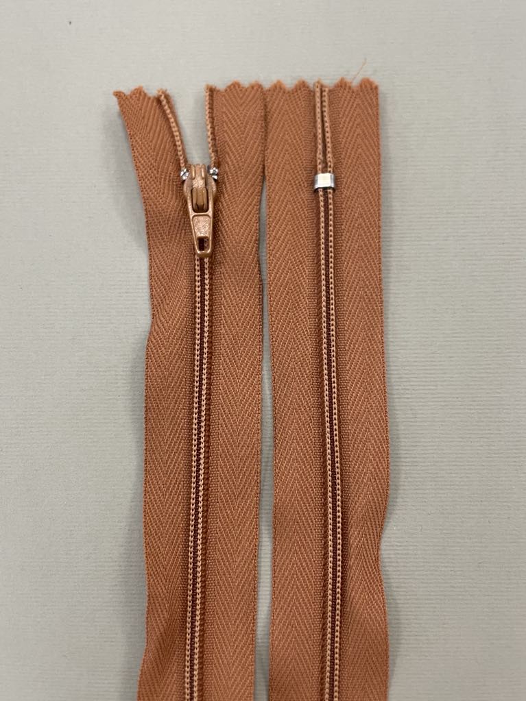 Spiralinis užtrauktukas "Šviesiai plytinis", 18 cm Spiralinis užtrauktukas "Šviesiai plytinis", 18 cm — siuvimo užtrauktukai | Trys Pelėdos