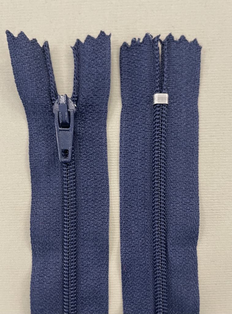 Spiralinis užtrauktukas "Tamsiai mėlynas", 10 cm Spiralinis užtrauktukas "Tamsiai mėlynas", 10 cm — siuvimo užtrauktukai | Trys Pelėdos