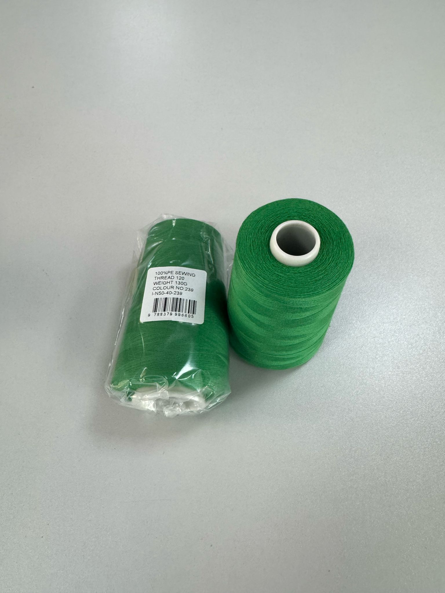 Siuvimo siūlai HARD Ryškiai žalia 239 Siuvimo siūlai HARD Ryškiai žalia 239