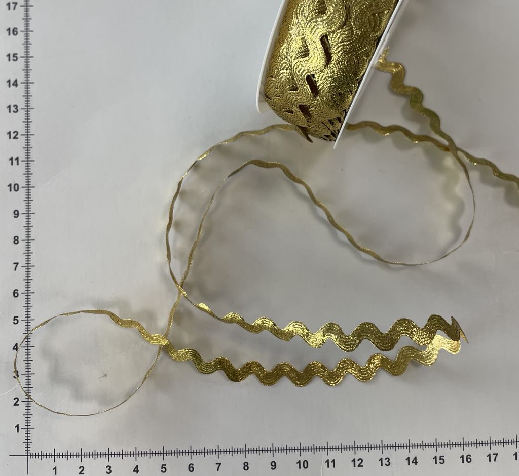 Dekoratyvinė ZIG ZAG juostelė, 3 mm auksinė blizgi Dekoratyvinė ZIG ZAG juostelė, 3 mm auksinė blizgi — siuvimo juostelė | Trys Pelėdos